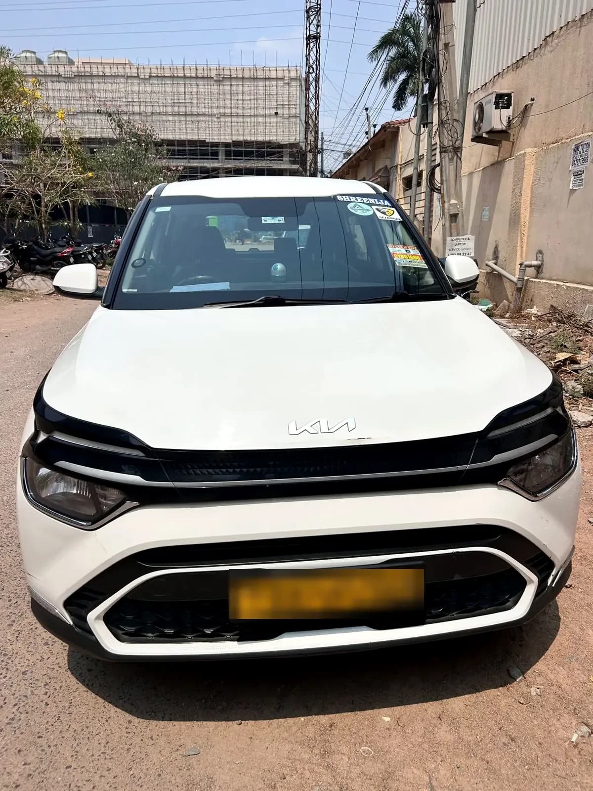 White Kia Carens — front view
