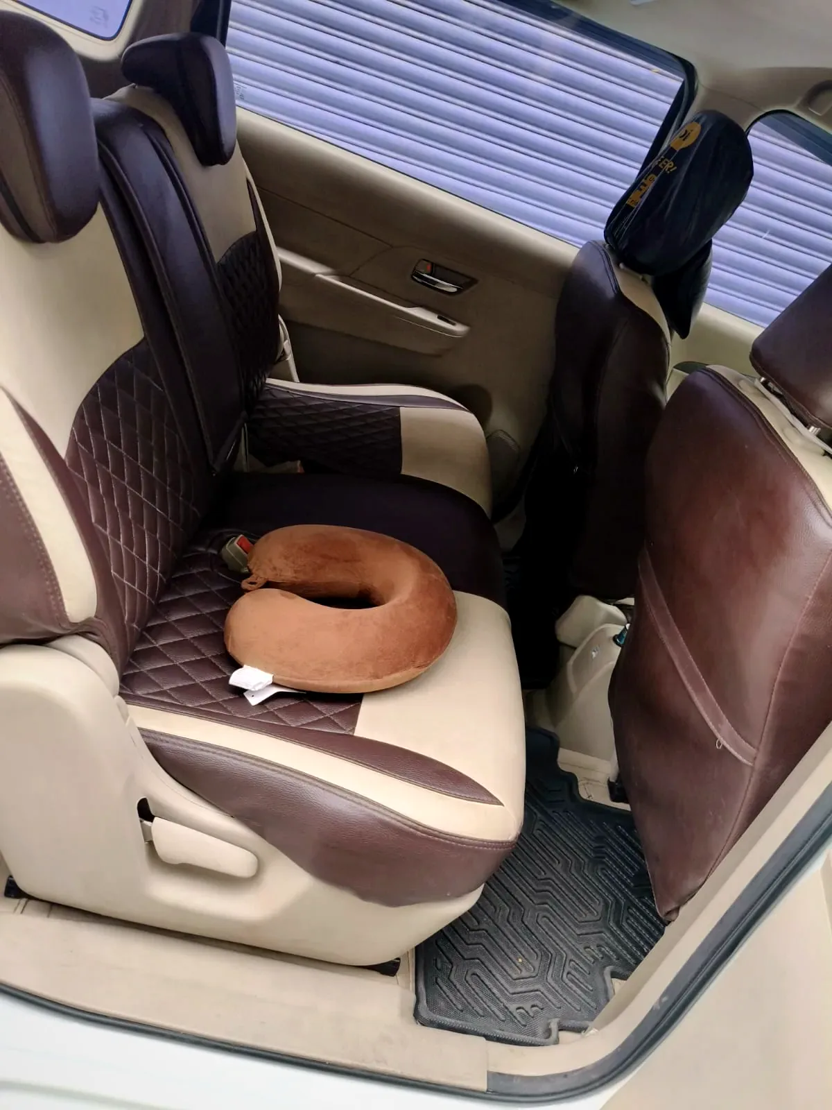 Toyota Rumion middle-row seats — beige interior